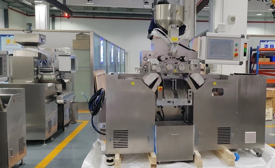 Ακριβής 380V Servo Control Soft Capsule Machine με σώμα από ανοξείδωτο χάλυβα και μέγεθος κυλίνδρου Φ150x250mm 6